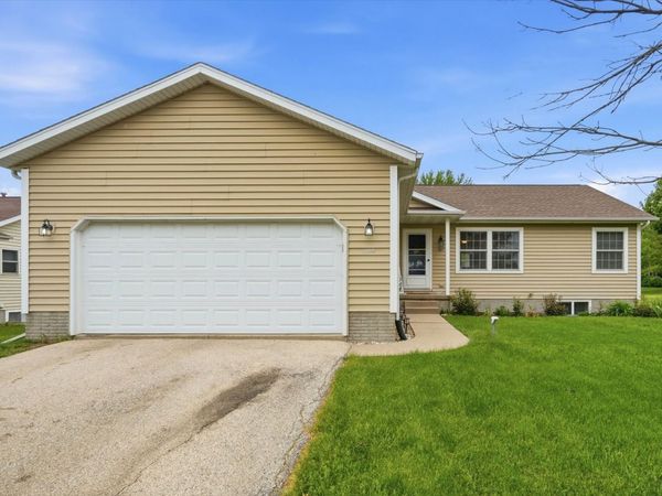 1009 Business 30 SW, Mt Vernon, IA 52314