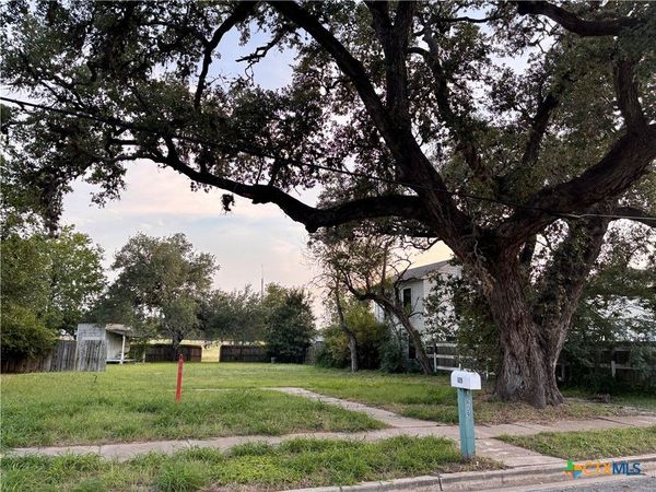 609 E Main Street , Cuero, TX 77954