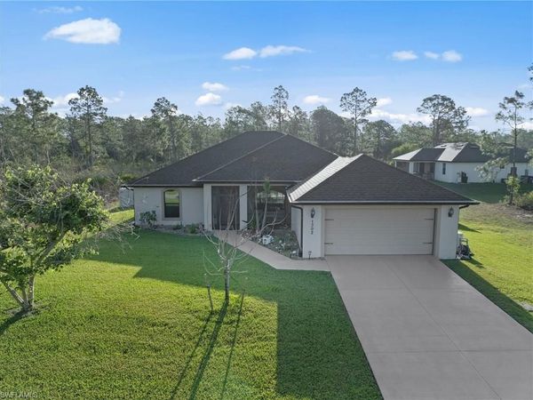 1302 Magnolia AVE , LEHIGH ACRES, FL 33972