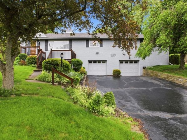 2621 Milford Dr, Bethel Park, PA 15102