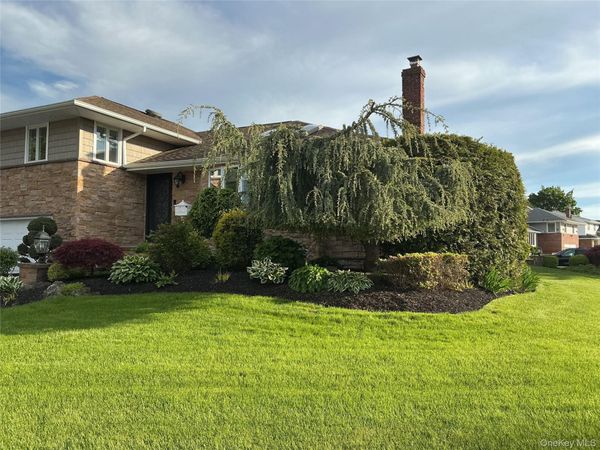 909 Berkshire Drive , Westbury, NY 11590