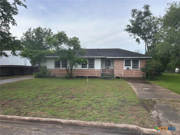 903 E Mistletoe Avenue , Victoria, TX 77901