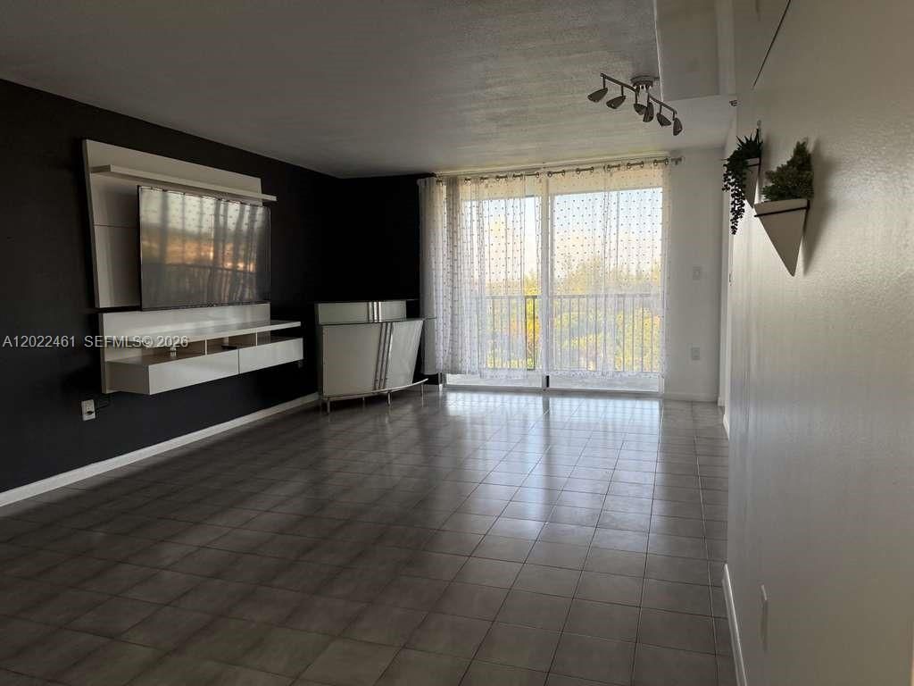 900 NE 195th St , Unit 618, Miami, FL 33179 Photo