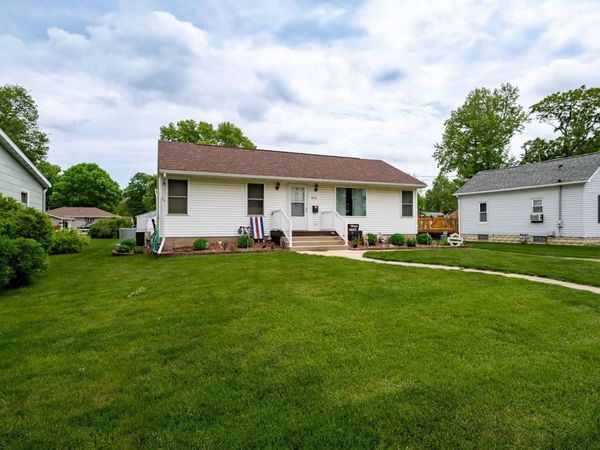 820 S Locust Street , Pontiac, IL 61764