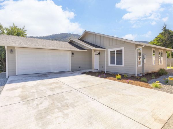 1037 SE Briannas Way, Grants Pass, OR 97527