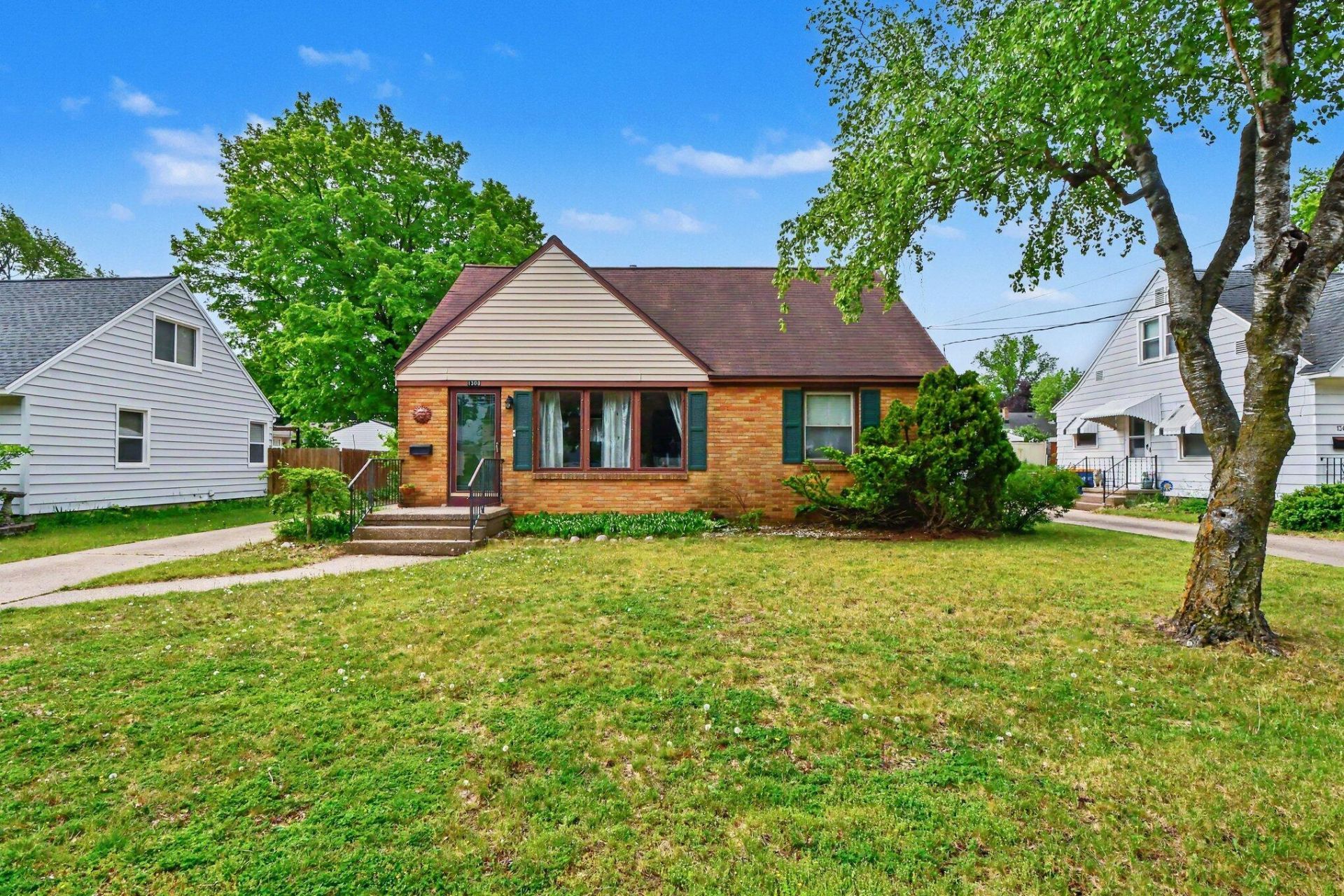 1308 Ellsmere Street Ne, Grand Rapids, MI 49505 Main Photo