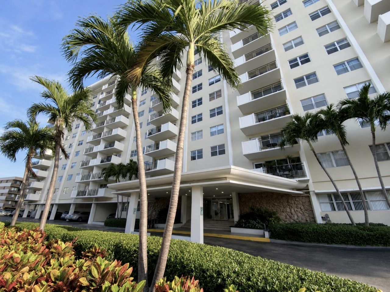 401 Golden Isles Drive, Unit 402, Hallandale Beach, FL 33009 Photo