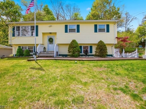 22 Holiday Dr, Hopatcong, NJ 07843