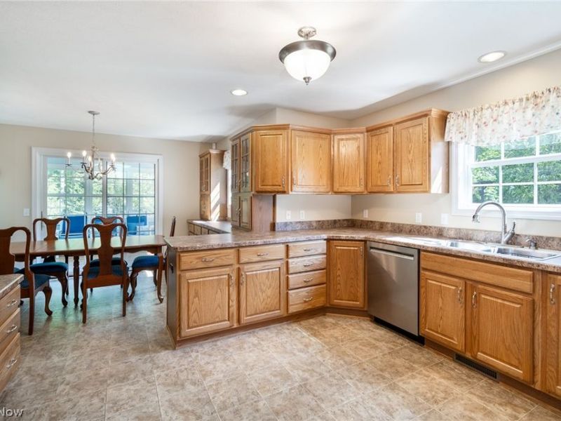 987 W Martin Avenue, Amherst, OH 44001 Photo 9