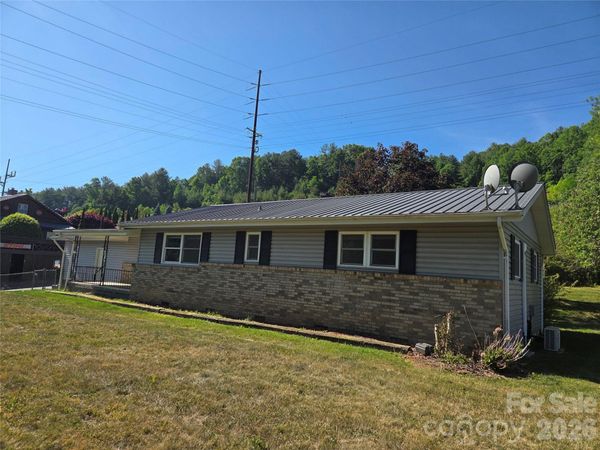 42 East Boulevard , Burnsville, NC 28714