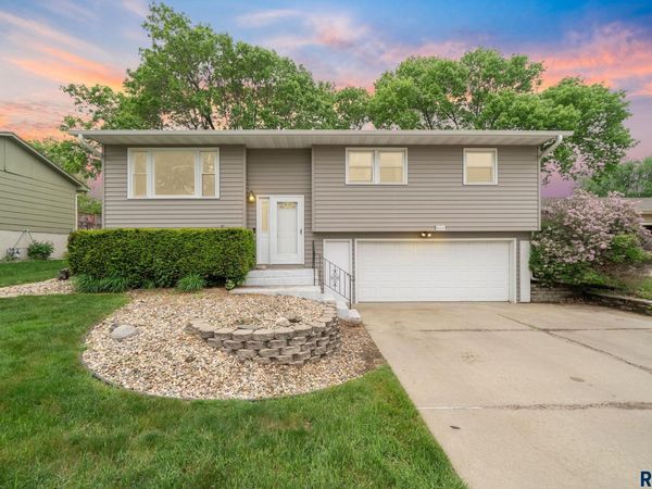 805 S Rohl Dr, Sioux Falls, SD 57103