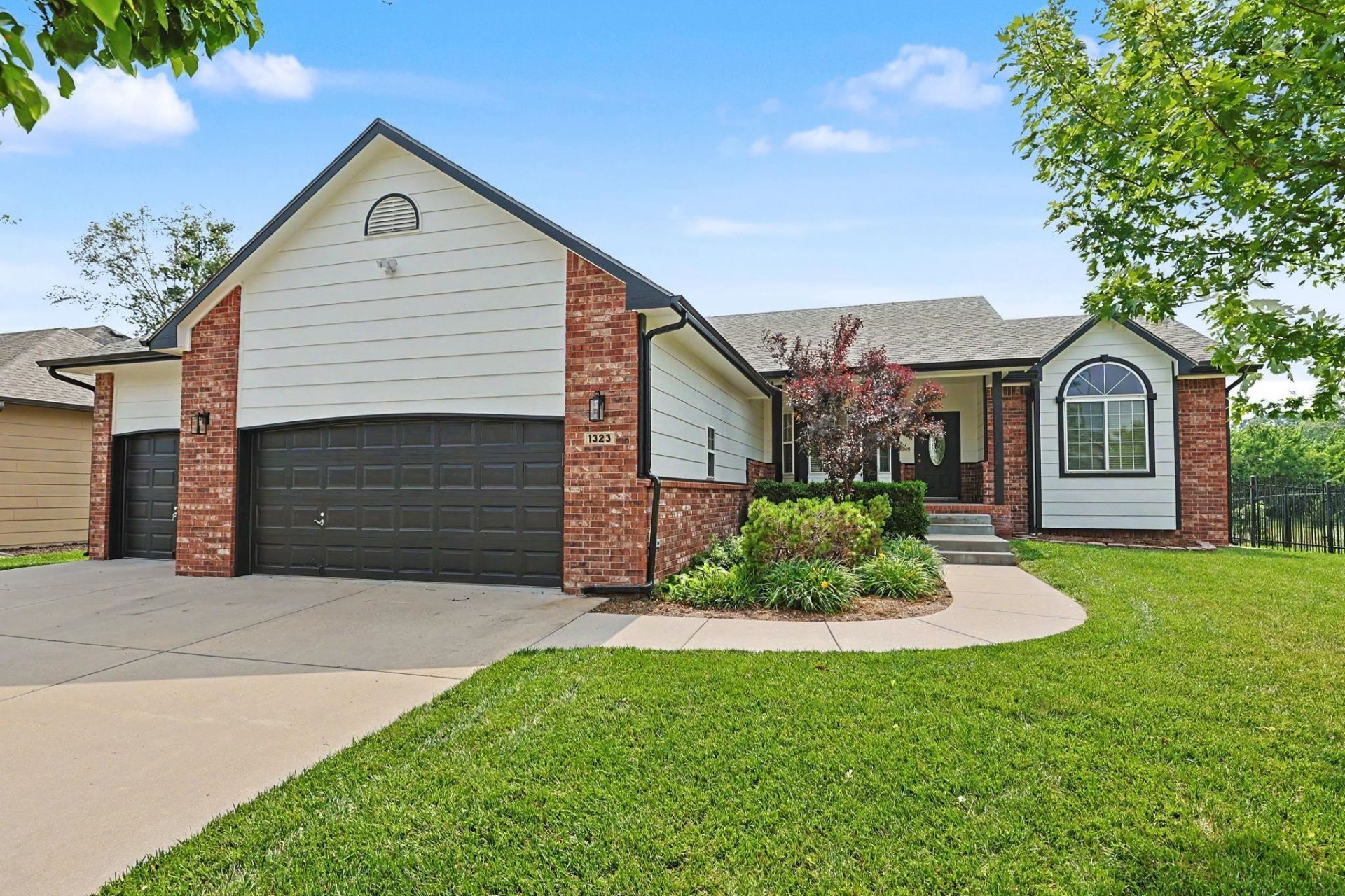 1323 S Threewood St, Wichita, KS 67235 Main Photo