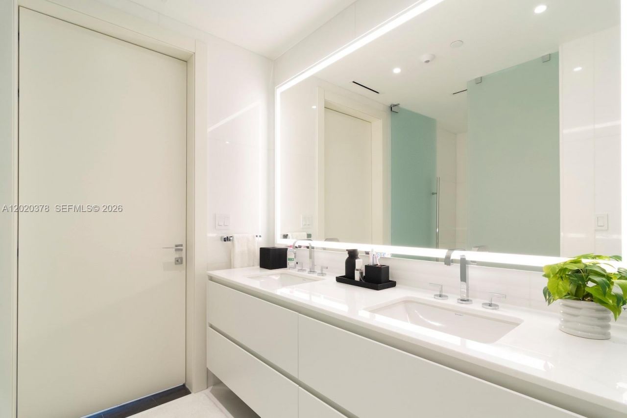 300 Biscayne Boulevard Way , Unit 802E, Miami, FL 33131 Photo