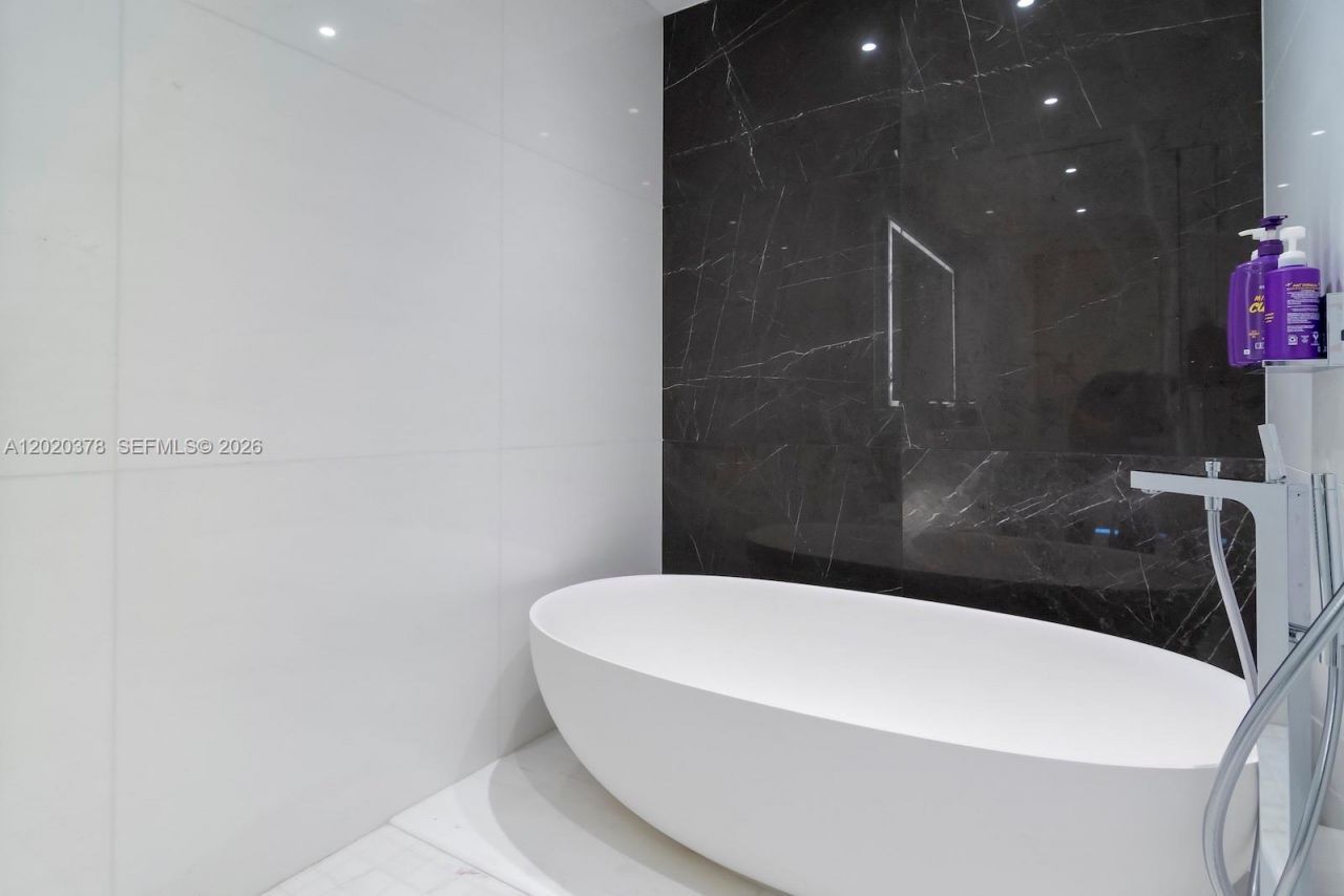 300 Biscayne Boulevard Way , Unit 802E, Miami, FL 33131 Photo