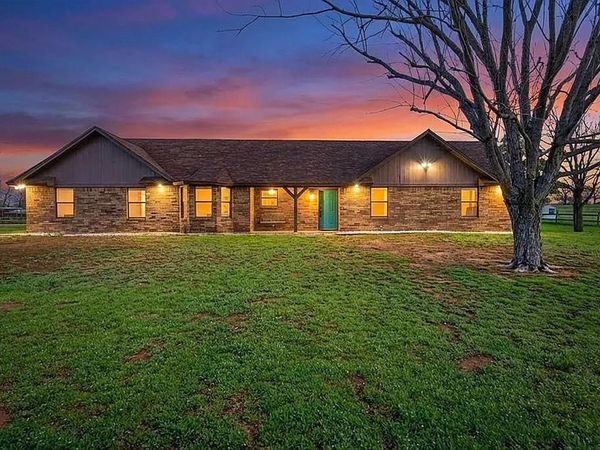 100 Green Meadows Circle, Springtown, TX 76082