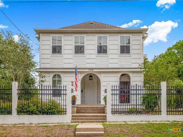 704 W Commercial Street , Victoria, TX 77901