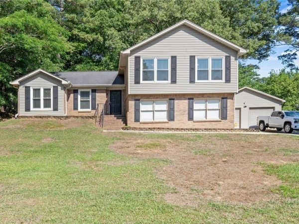 5605 Northwood Lake Drive E, Northport, AL 35473