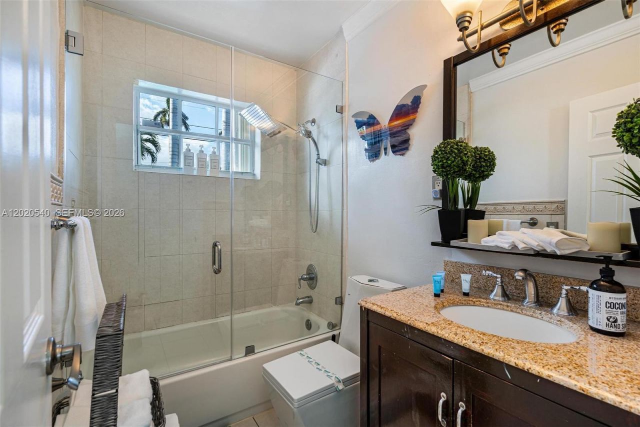1012 N 13th Ter , Hollywood, FL 33019 Photo