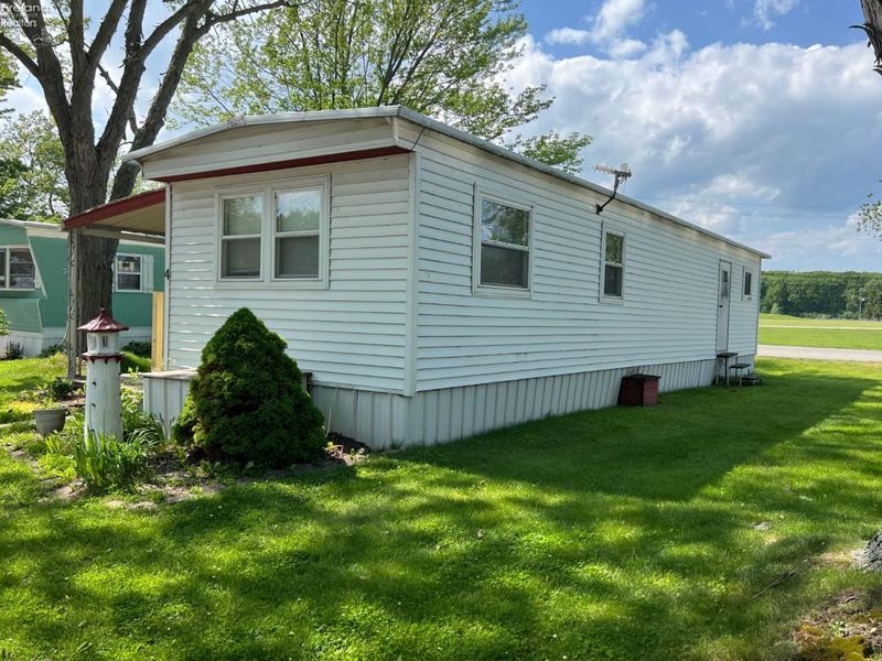 2175 NE Catawba, Unit 4, Port Clinton, OH 43452 Photo 2
