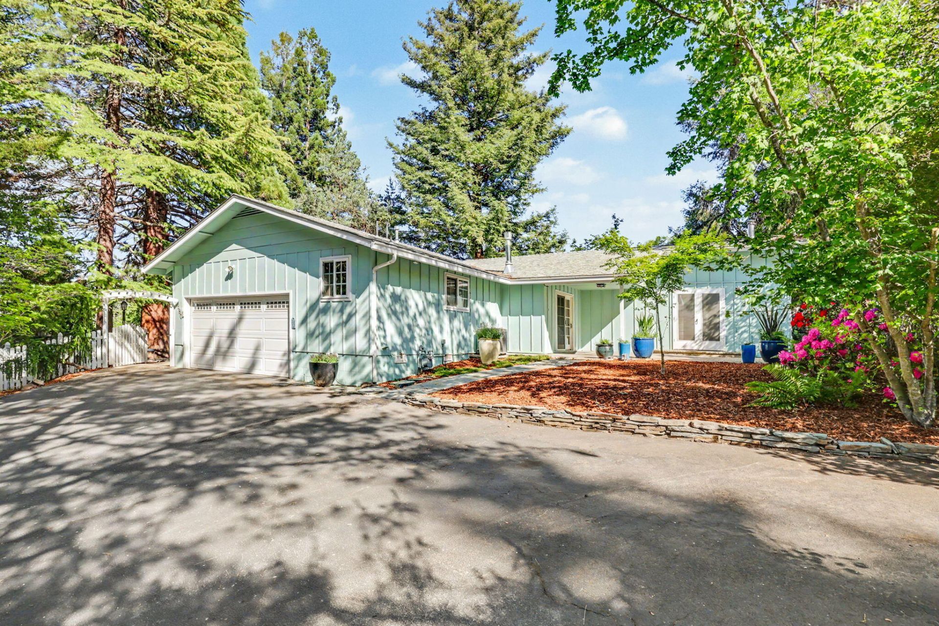 880 S Oregon Street, Jacksonville, OR 97530 Main Photo