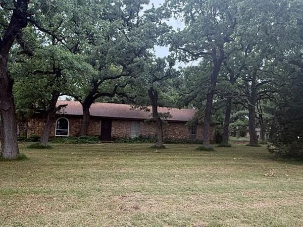 703 W Sherman Street, Chico, TX 76431