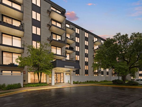9731 N FOX GLEN Drive, Unit 4C, Niles, IL 60714