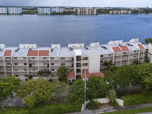 115 Lake Emerald, Unit 304, Oakland Park, FL 33309