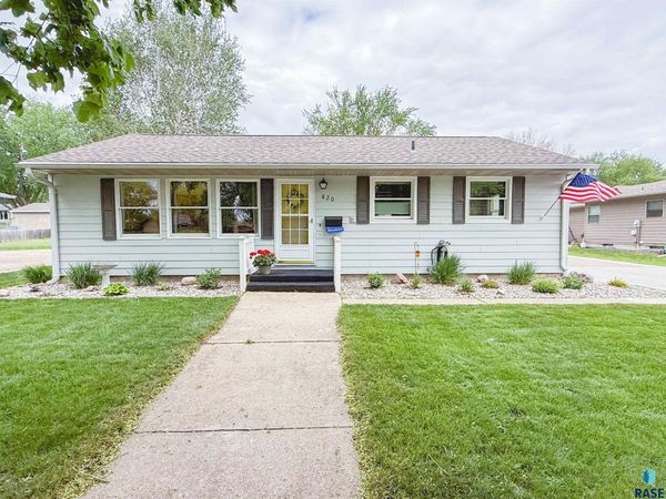 820 NE 5th St, Madison, SD 57042