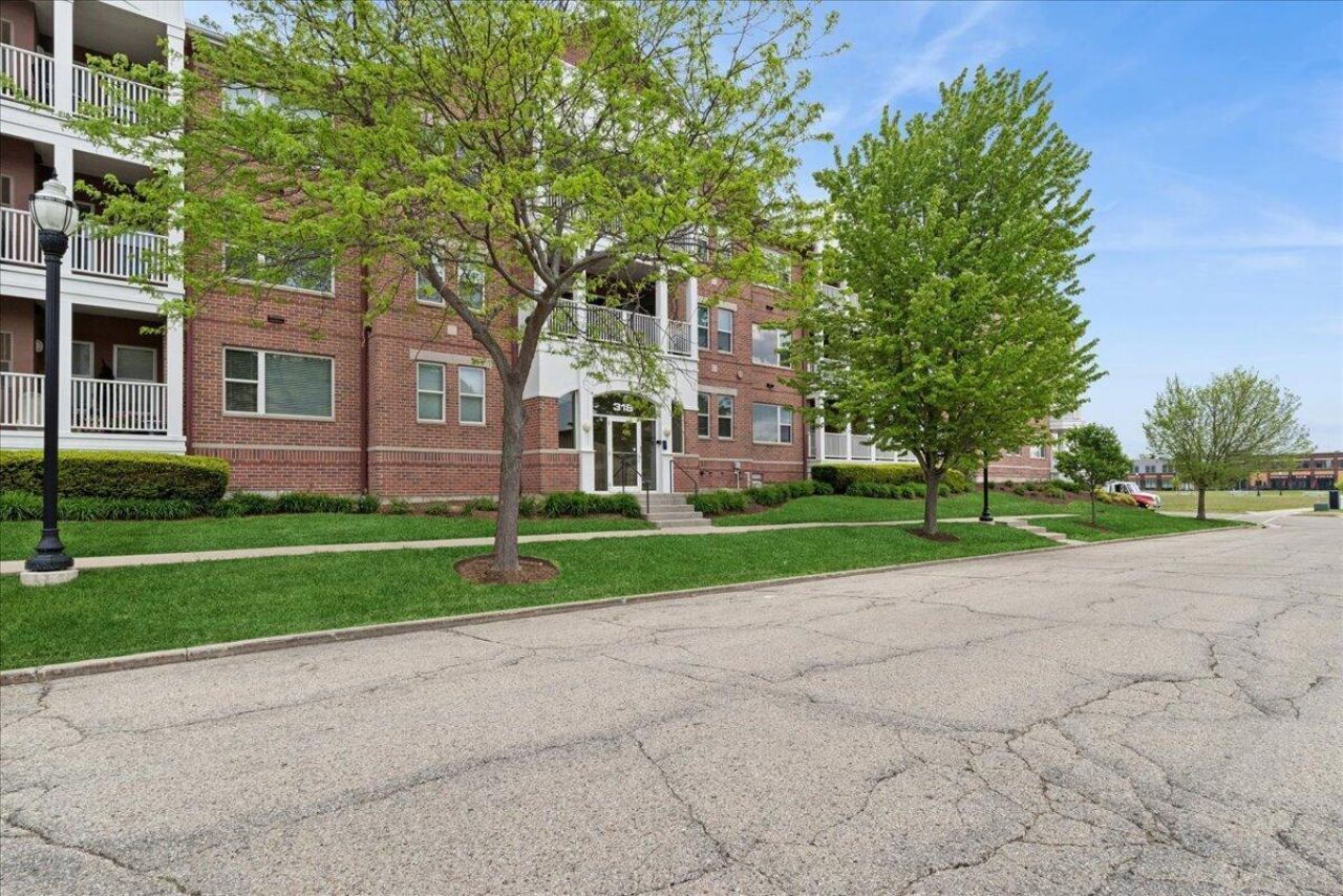 318 57th St, Unit 105, Kenosha, WI 53140 Main Photo