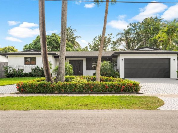 2340 NE 194th St , Miami, FL 33180