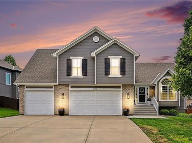 18106 Guinevere Court, Smithville, MO 64089