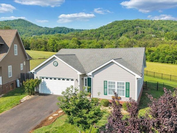 2725 Paddington Station LN , Vinton, VA 24179