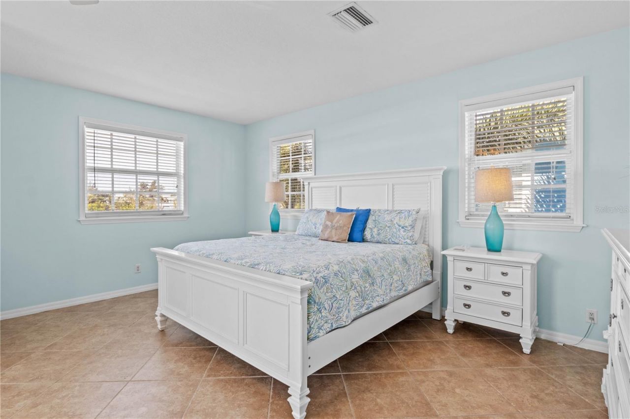 7005 Holmes Boulevard, Holmes Beach, FL 34217 Photo