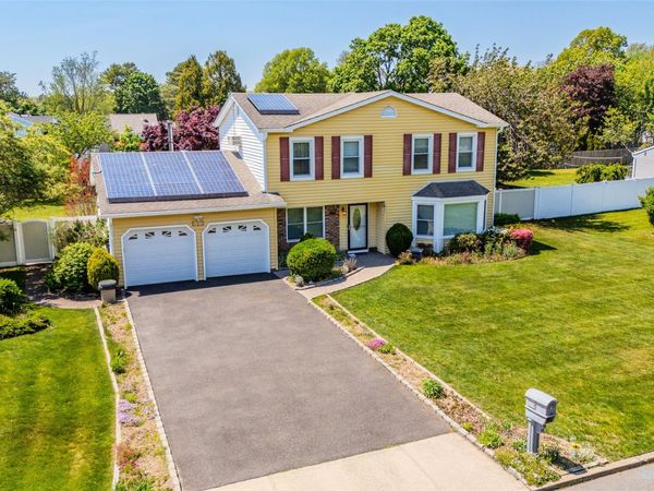 8 Lisa Court , Medford, NY 11763