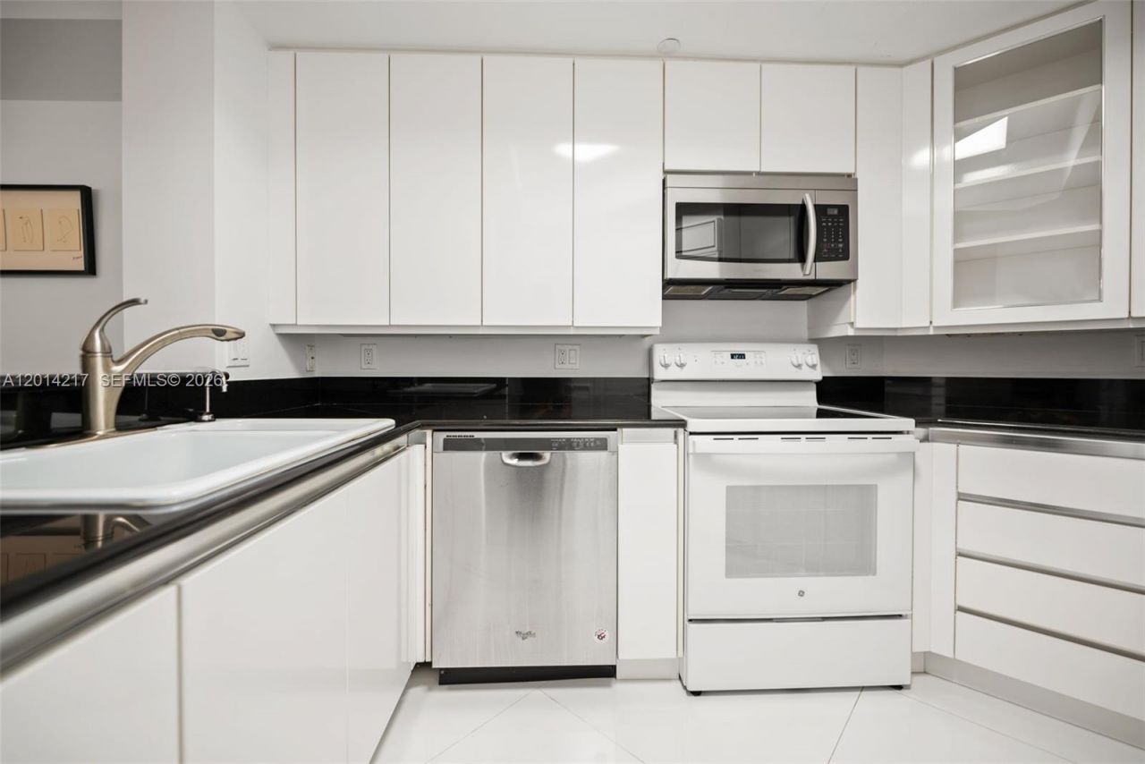 21050 Point Pl, Unit 302, Aventura, FL 33180 Photo