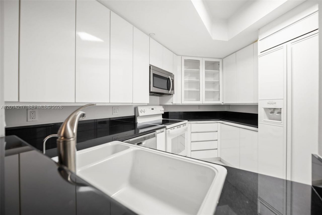 21050 Point Pl, Unit 302, Aventura, FL 33180 Photo