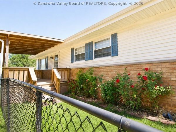 628 Cross Lanes Drive, Nitro, WV 25143