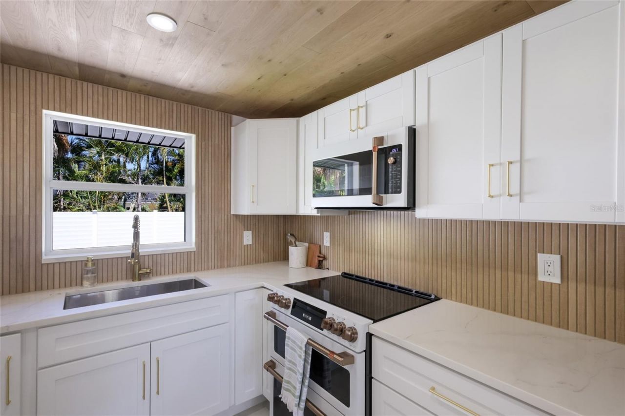 214 85th Street, Holmes Beach, FL 34217 Photo