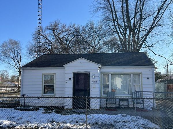 1702 E Cummins Avenue, Springfield, IL 62702