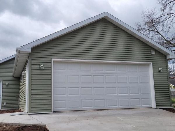 312 E BEACON AVENUE, New London, WI 54961