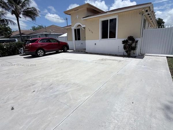 1670 NW 73rd St , Miami, FL 33147