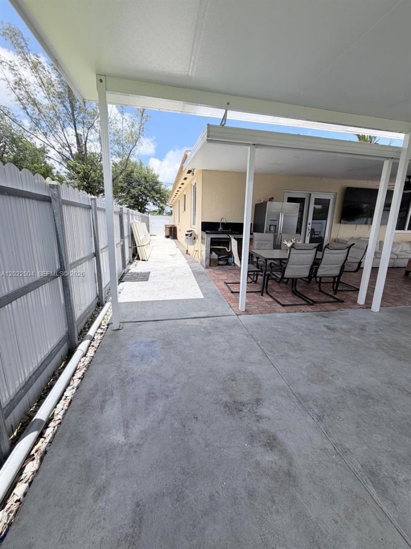 1670 NW 73rd St, Miami, FL 33147 Photo