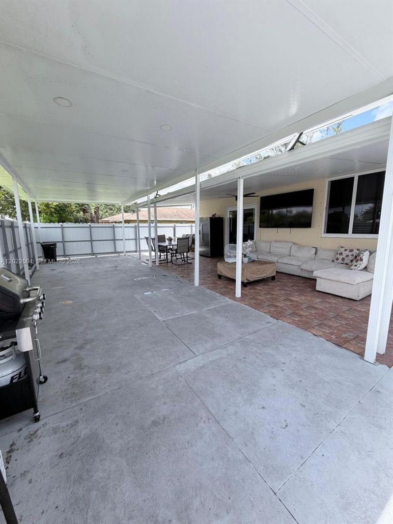 1670 NW 73rd St, Miami, FL 33147 Photo