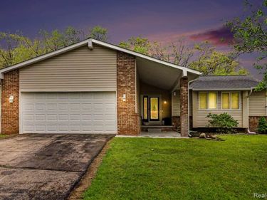 2770 Shady Hollow Drive, White Lake Twp, MI 48383