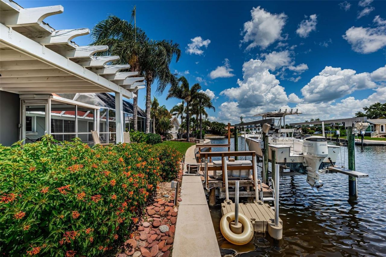 1496 49th Avenue Ne, Saint Petersburg, FL 33703 Photo