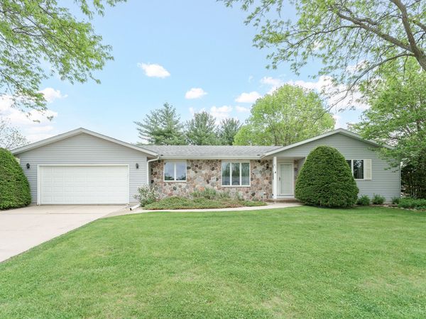 611 Maple Crest Ln, Watertown, WI 53094