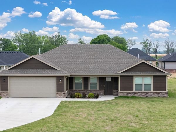 1100 Center Court Circle , Grove, OK 74344