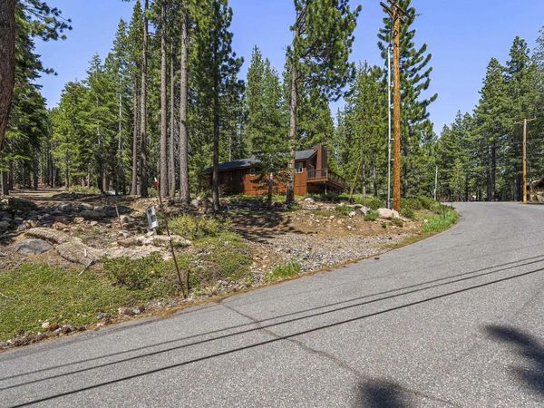 11483 Chamonix Road, Truckee, CA 96161
