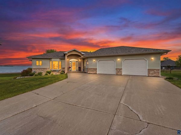 105 Lakeview Cir, Wentworth, SD 57075