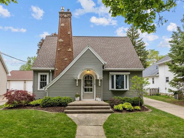 208 W PARKWAY BOULEVARD, Appleton, WI 54911